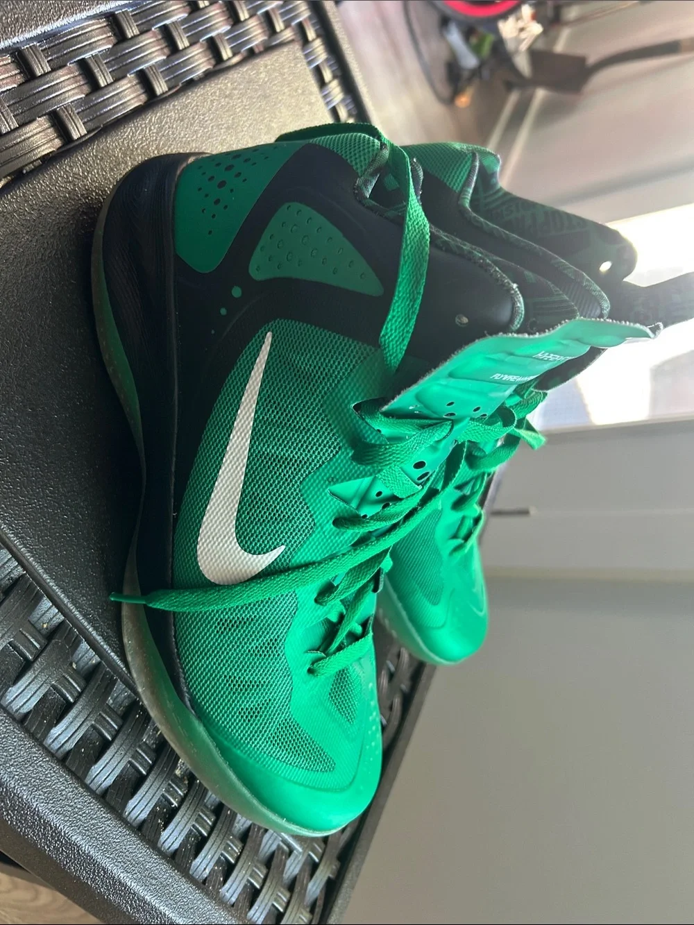Nike bold green